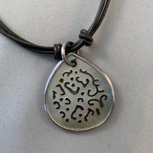 Mother-of-Pearl Pendant Necklace/Choker